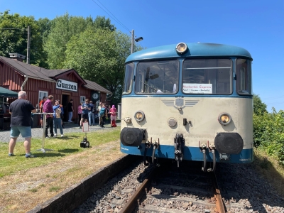 Sonderzug des Musikwinkel-Express am Bahnhof Gunzen